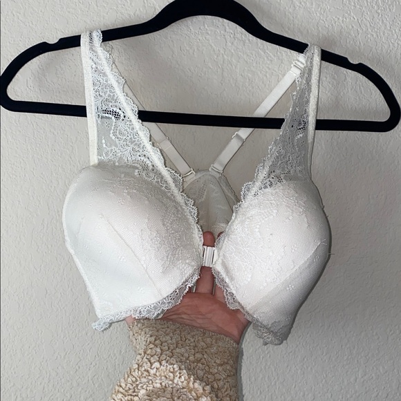 SPANX Other - 🛍️White Lace Spanx Undietectable Bra!